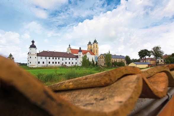 Ozdobą niespełna 6-tysięcznych Sejn jest dawny klasztor przypominający fortecę.