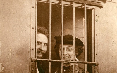 Julian Brzeziński z żoną Genowefą w drodze na Syberię w wagonie więziennym na peronie w Warszawie, 1905 r.