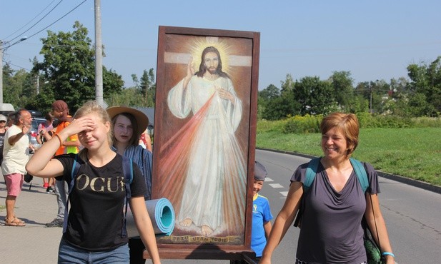 Na czele pielgrzymki niesiony jest obraz Jezusa Miłosiernego.