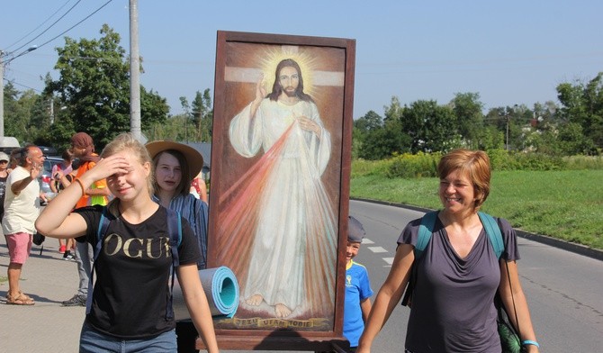 Na czele pielgrzymki niesiony jest obraz Jezusa Miłosiernego.