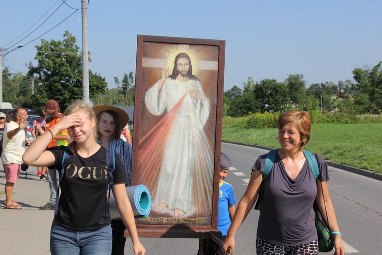 Na czele pielgrzymki niesiony jest obraz Jezusa Miłosiernego.