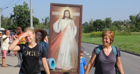 Na czele pielgrzymki niesiony jest obraz Jezusa Miłosiernego.