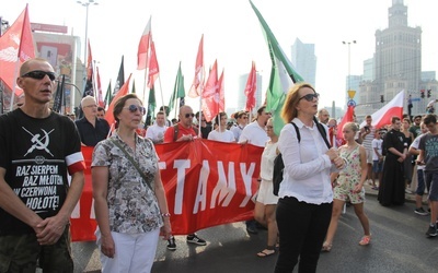 Czy jeden uczestnik w kontrowersyjnej koszulce był powodem delegalizacji kilkutysięcznego marszu?