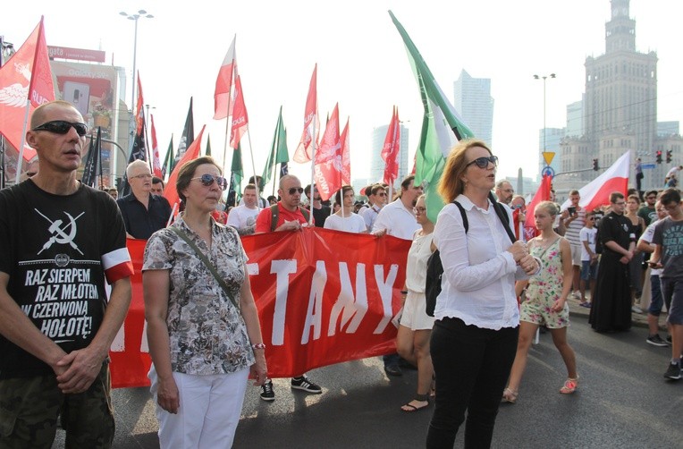 Czy jeden uczestnik w kontrowersyjnej koszulce był powodem delegalizacji kilkutysięcznego marszu?