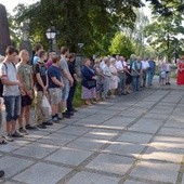 Klub Inteligencji Katolickiej modli się przy grobie bp. Edwarda Materskiego, pierwszego ordynariusza radomskiego, uczestnika Powstania Warszawskiego.
