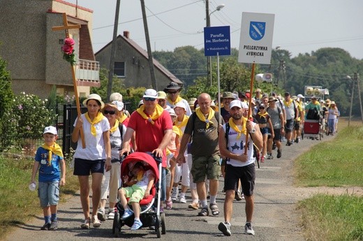73. Pielgrzymka Rybnicka - grupy 6, 7, 8 i postój w Wilczy