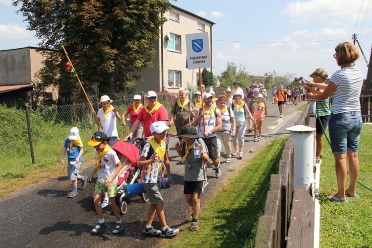 73. Pielgrzymka Rybnicka - grupy 6, 7, 8 i postój w Wilczy