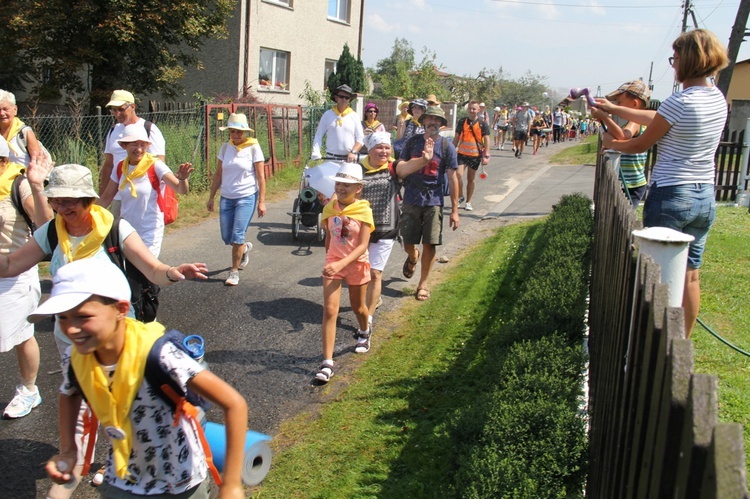 73. Pielgrzymka Rybnicka - grupy 6, 7, 8 i postój w Wilczy