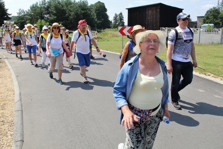 73. Pielgrzymka Rybnicka - grupy 6, 7, 8 i postój w Wilczy