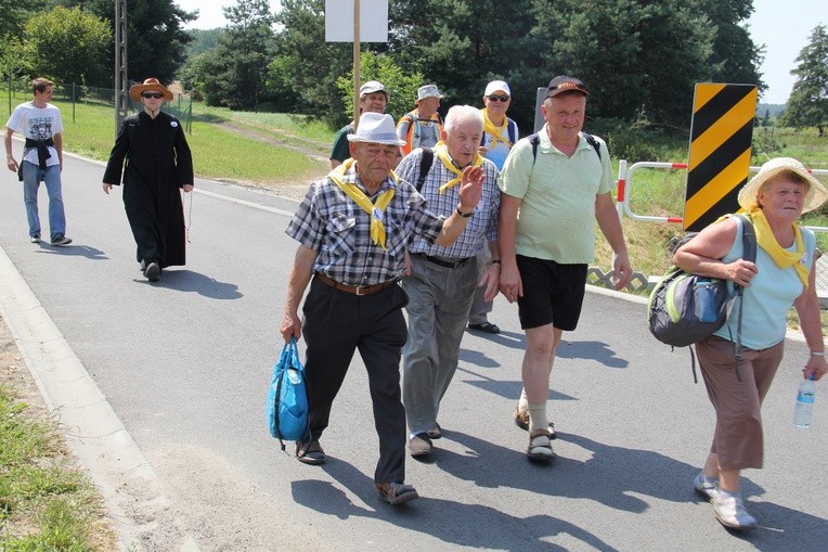 73. Pielgrzymka Rybnicka - grupy 6, 7, 8 i postój w Wilczy