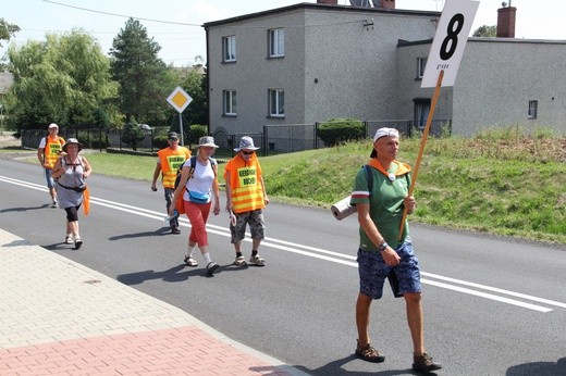 73. Pielgrzymka Rybnicka - grupy 6, 7, 8 i postój w Wilczy