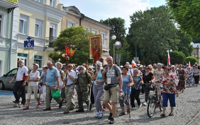 Pielgrzymi z Chełma w drodze do Częstochowy.