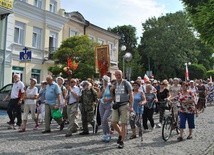 Pielgrzymi z Chełma w drodze do Częstochowy.