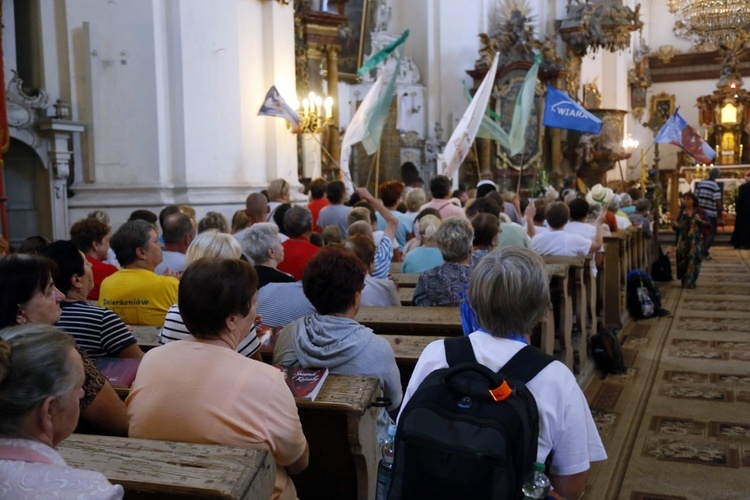 Msza św. w Bobolicach i ucałowanie Piety