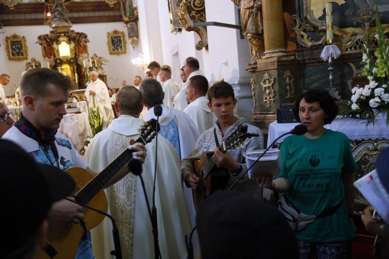 Msza św. w Bobolicach i ucałowanie Piety