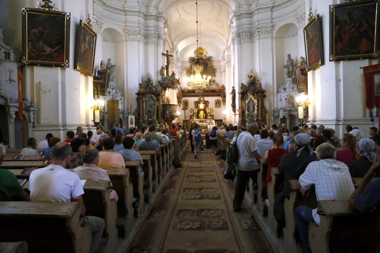 Msza św. w Bobolicach i ucałowanie Piety