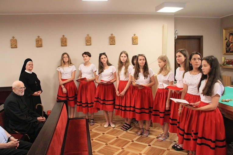 Młodzież z Równego i Rohatynia w Domu Księży Emerytów