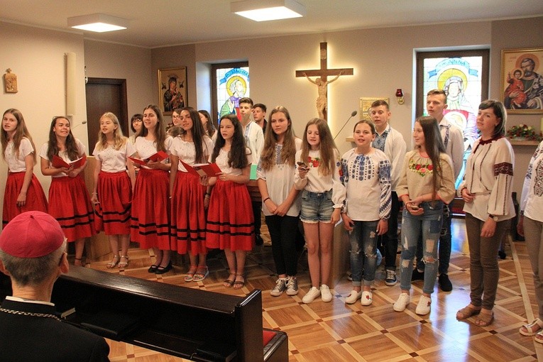 Młodzież z Równego i Rohatynia w Domu Księży Emerytów