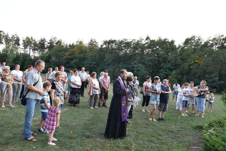 Droga Krzyżowa o trzeźwość w Świętym Miejscu