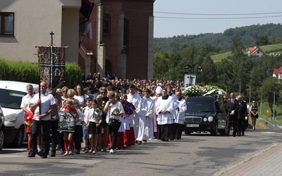 Tłumy żegnały Beatę i Kacpra z Wysokiej