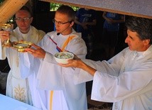 Od lewej księża: Jakub Kuliński, Przemysław Gorzołka i Jan Abrahamowicz na Hali Krupowej