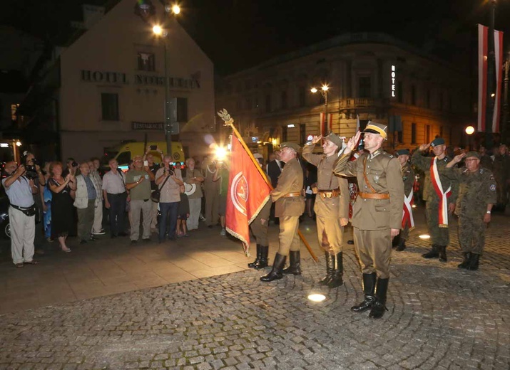 Apel pod pomnikiem Józefa Piłsudskiego w Krakowie