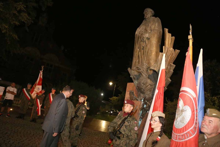 Apel pod pomnikiem Józefa Piłsudskiego w Krakowie