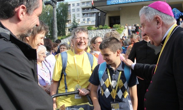 Wychodzących pątników żegnał bp Romuald Kamiński