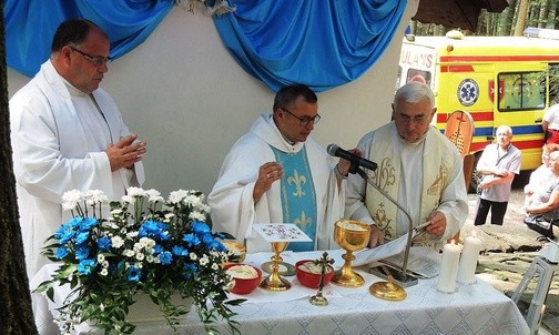 Przy ołatrzu na Trzonce - od lewej - ks. Marek Wróbel, ks. Zdzisław Grochal i ks. Eugeniusz Nycz.