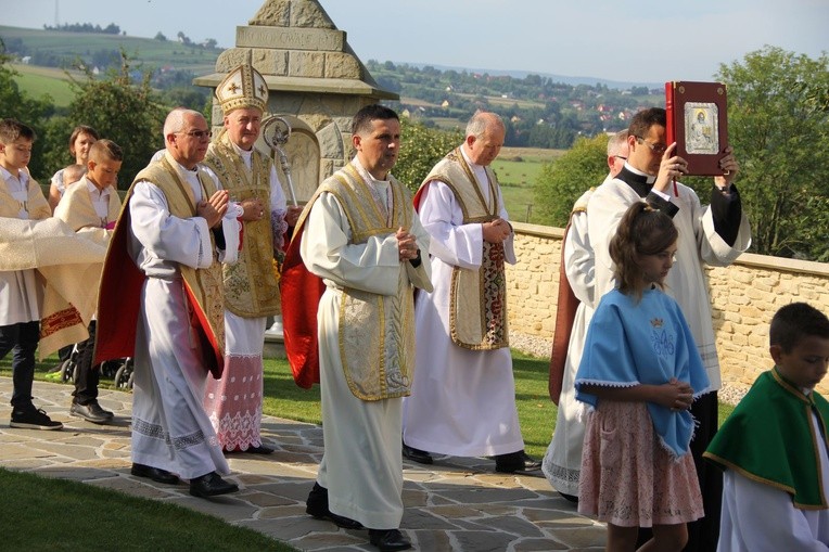 Biskup Andrzej Jeż w Siedliskach k. Bobowej