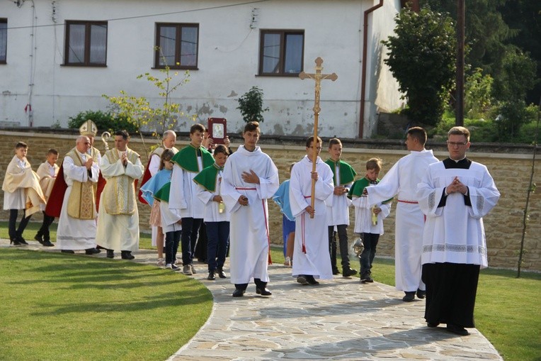 Biskup Andrzej Jeż w Siedliskach k. Bobowej