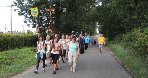 Pielgrzymi w drodze z Żychlina do Łowicza