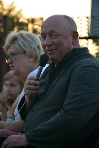 Pielgrzymi mimo upału pokonują kolejne kilometry.