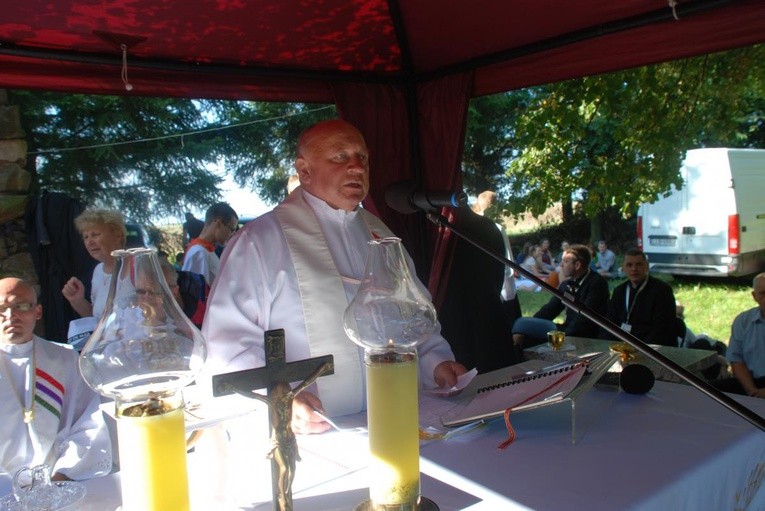 Pielgrzymi mimo upału pokonują kolejne kilometry.