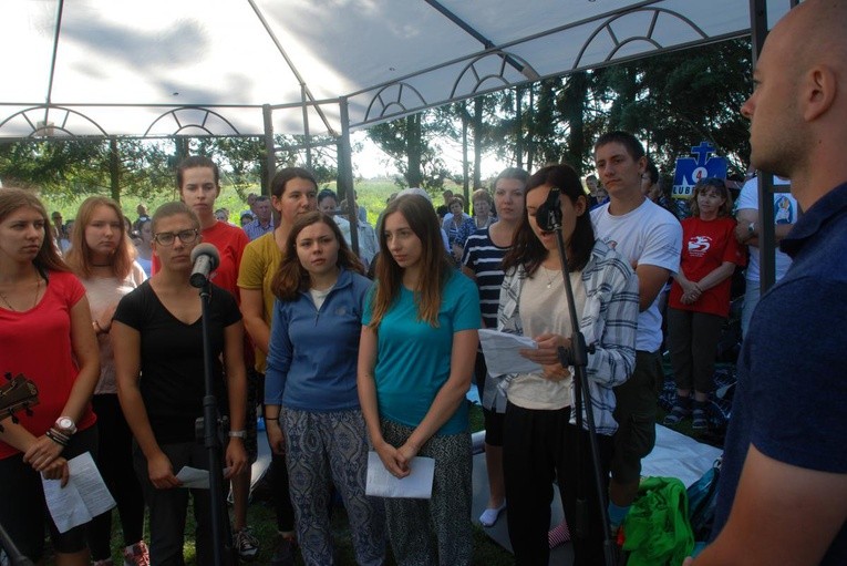 Pielgrzymi mimo upału pokonują kolejne kilometry.