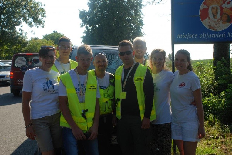 Pielgrzymi mimo upału pokonują kolejne kilometry.