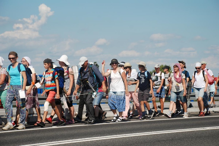 Pielgrzymi mimo upału pokonują kolejne kilometry.