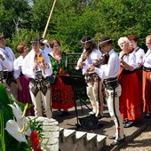 Mszy na szczycie góry akompaniował góralski zespół.