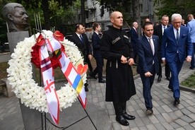Szef MSZ złożył kwiaty pod popiersiem Lecha Kaczyńskiego w Tbilisi