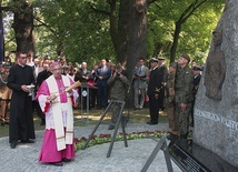 – Niech świadectwo ich życia umocni w nas wartości ewangeliczne i patriotyczne, abyśmy nie obawiali się stawać  po stronie prawdy – modlił się metropolita.