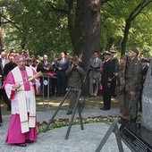 – Niech świadectwo ich życia umocni w nas wartości ewangeliczne i patriotyczne, abyśmy nie obawiali się stawać  po stronie prawdy – modlił się metropolita.