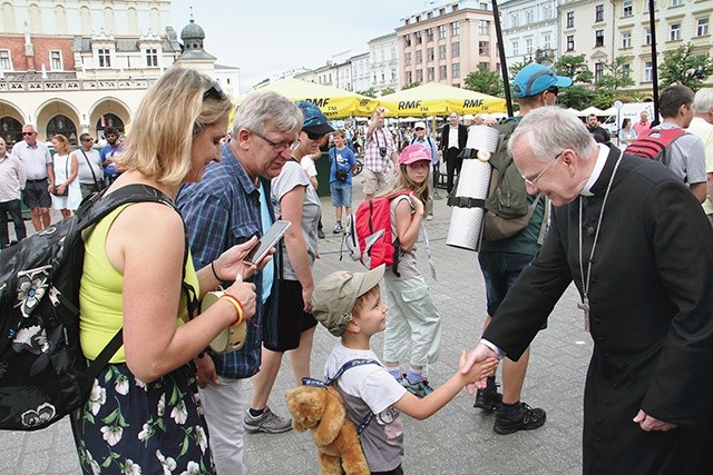 ▲	Metropolita, jak co roku,  poprowadził pielgrzymów  Drogą Królewską i pożegnał ich przy bazylice Mariackiej.