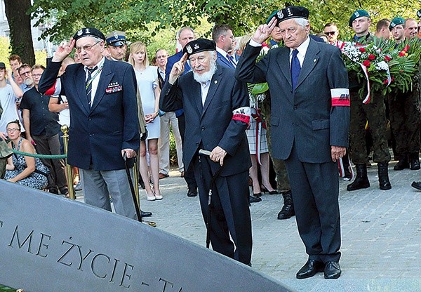 ▲	– Zryw był zmaganiem o wolną, niepodległą, suwerenną i demokratyczną Polskę – przypominali kombatanci przy pomniku rotmistrza Pileckiego. 