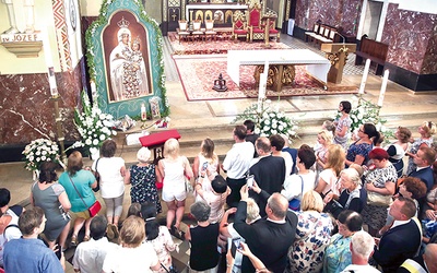 ▲	Po Eucharystii wiele osób modliło się przed koronowanym wizerunkiem Maryi