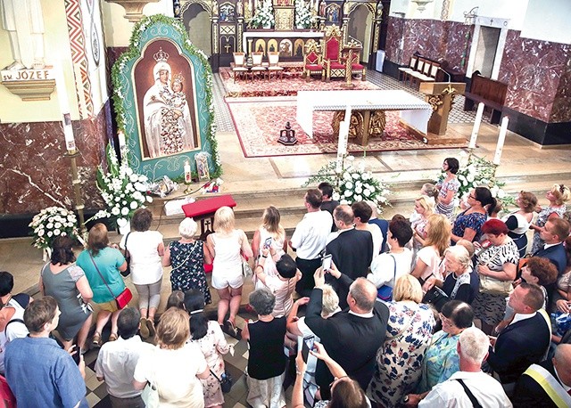 ▲	Po Eucharystii wiele osób modliło się przed koronowanym wizerunkiem Maryi