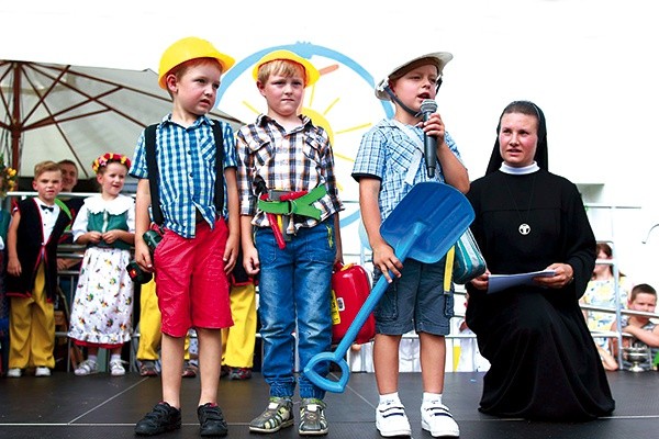 ▲	Na festynie najmłodsi pokazali w przedstawieniu prace ekipy budowlanej. 