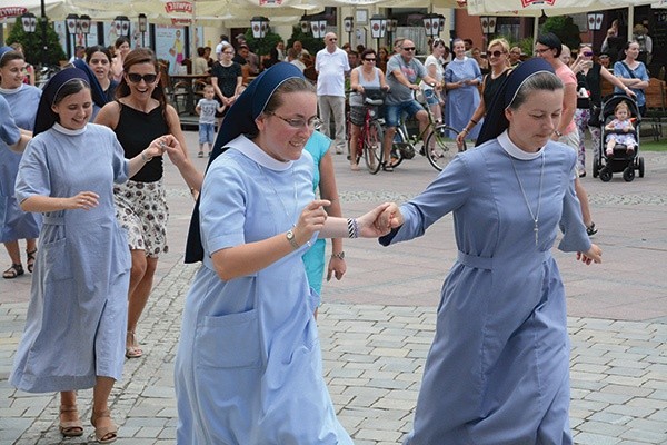 ▲	Zaprosiły przechodniów m.in. do belgijki.