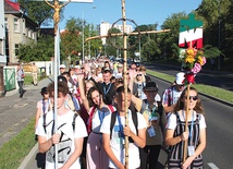 ▲	Pątników odprowadził bp Tadeusz Lityński.