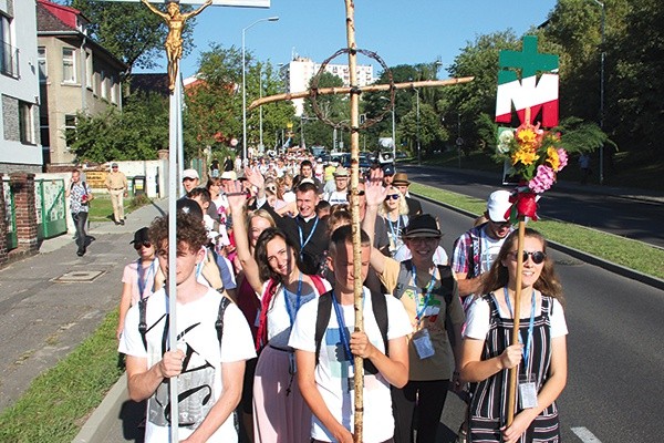 ▲	Pątników odprowadził bp Tadeusz Lityński.