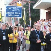 ▲	Pątników  z Zielonej Góry odprowadził bp Tadeusz Lityński. 